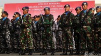 Prajurit TNI mengikuti upacara bendera di Monas.