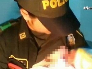 Salut! Polisi Ini Susui Bayi yang Kehausan Setelah Dibuang Ibunya