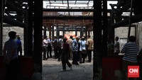 Pengunjung melihat bekas kebakaran Wihara Dharma Bhakti Petak Sembilan. CNN Indonesia/Safir Makki 