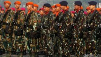 Para prajurit TNI tampak khidmat mengikuti jalannya upacara bendera.