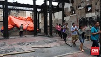 Sejumlah umat berdoa dan mengitari l Wihara Dharma Bhakti Petak Sembilan. CNN Indonesia/Safir Makki.