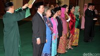 9 Anggota MPR hasil pergantian antar waktu (PAW) diambil sumpahnya di Gedung Nusantara IV, Komplek Parlemen, Senayan, Jakarta, Senin (18/1/).