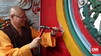 Bikhu menata tembok Wihara Dharma Bhakti Petak Sembilan sebagai simbol dimulainya renovasi. CNN Indonesia/Safir Makki 