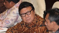 Pemungutan suara berlangsung di 8 provinsi, 222 kabupaten dan 34 kota. Seharusnya 269 daerah, karena 5 daerah terjadi penundaan. Tapi (kabupaten) Fak-fak tanggal 16 Januari sudah dilaksanakan, 27 Januari di Kalteng juga sudah bisa dilaksanakan Pilkada, ucap Mendagri Tjahjo Kumolo. Pool/Lamhot Aritonang/detikFoto.