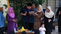 Billy meniup lilin di kue ulang tahunnya. Pool/Palevi S/detikFoto.
