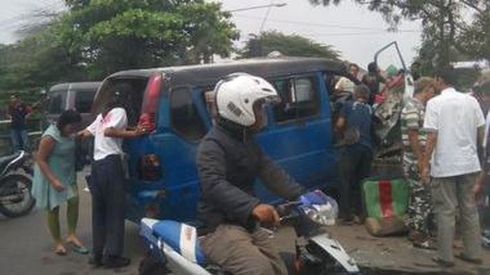 Angkot D03 Kecelakaan di Sawangan, Lalin Tersendat