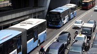 Bus TransJakarta menaikkan dan menurunkan penumpang di Halte Slipi Petamburan, Jakarta Barat, Senin (18/1/2016).