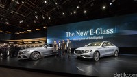Mobil berikutnya adalah mobil Mercedes-Benz E-Class. Mobil ini baru saja mendapatkan penyegaran menyeluruh dengan penambahan fitur-fitur canggih. Foto: Daimler