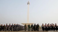 Upacara bendera gabungan TNI, Polri, dan PNS Pemprov DKI digelar di Monas, Jakarta, Senin (18/1/2016).