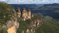 Landmark Blue Mountain adalah tiga tebing batu nan menjulang tinggi. Batu ini bernama The Three Sisters (Elvan/detikTravel)