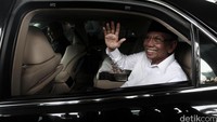 Hasyim melambaikan tangan sebelum meninggalkan gedung KPK.