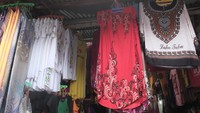 Siapkan uang yang tak sedikit kalau mau mengunjungi Pulau Samosir. Dijamin, aneka suvenir di sana pasti bikin Anda ketagihan belanja (Afif/detikTravel)