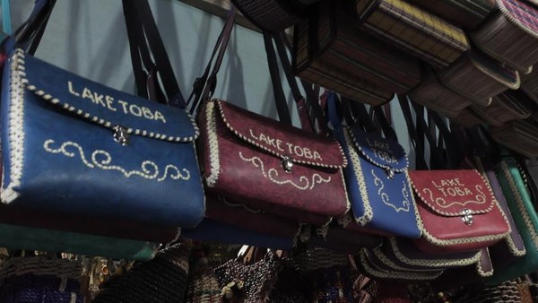 Berbagai tas yang bertuliskan Lake Toba juga dipajang di tiap kios. Warnanya pun beragam, cocok untuk oleh-oleh untuk teman-teman wanita (Afif/detikTravel)