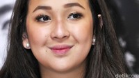 Pricilla tampil manis dengan dress hitam. Pool/Noel/detikFoto.