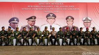 Upacara juga dihadiri Pangdam Jaya Mayjen TNI Teddy Lhaksmana (enam dari kiri), Pangkostrad Letnan Jenderal Edy Rahmayadi (tujuh dari kiri), Kapolda Metro Jaya Irjen Tito Karnavian (delapan dari kanan), Pangarmabar Laksamana Muda TNI A Taufiq R (tujuh dari kanan), dan Danjen Kopassus Brigjen Muhammad Herindra (enam dari kanan).