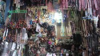 Berbagai aksesoris, seperti gelang dan kalung dibanderol mulai dari Rp 10 ribu. Coba perhatikan di pojok kanan atas, itu adalah kain ulos yang ukurannya kecil, seharga Rp 20 ribu (Afif/detikTravel)