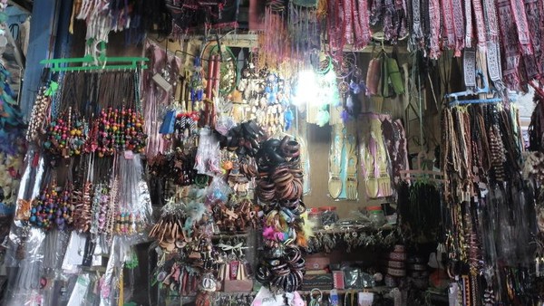 Berbagai aksesoris, seperti gelang dan kalung dibanderol mulai dari Rp 10 ribu. Coba perhatikan di pojok kanan atas, itu adalah kain ulos yang ukurannya kecil, seharga Rp 20 ribu (Afif/detikTravel) Berbagai aksesoris, seperti gelang dan kalung dibanderol mulai dari Rp 10 ribu. Coba perhatikan di pojok kanan atas, itu adalah kain ulos yang ukurannya kecil, seharga Rp 20 ribu (Afif/detikTravel)
