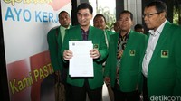 Sekjen PPP kubu Djan Faridz Ahmad Dimyati Natakusumah bersama pengurus DPP PPP Tim 10 menyambangi gedung Kemenkum HAM, Jakarta, Senin (18/1/2016).