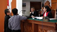 Sidang yang dipimpin hakim Udjiati itu dengan agenda pembacaan permohonan.