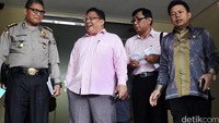 Hanya dalam waktu 22 menit, kepolisian sudah mampu mengambil alih keadaan. Perincian waktu yang dilakukan kepolisian yaitu pada 12 menit pertama para teroris bergerak membabi buta di kawasan tersebut.