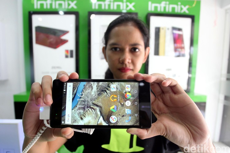 Помощник инфиникс. Планшет от Infinix. Телфон иникс. Планшет Инфиникс фото людей. Телефон Инфиникс с 5камерами фото.