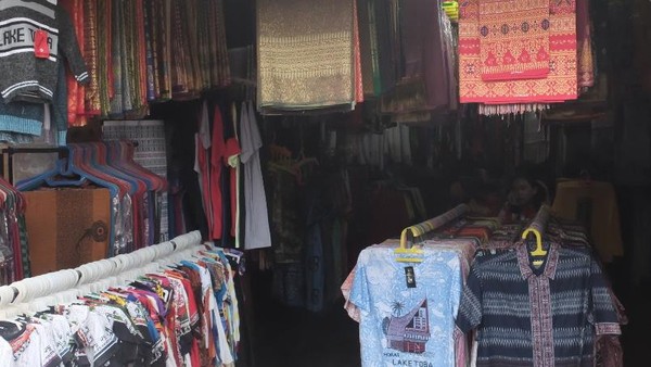 Kain Ulos, sudah pasti jadi incaran wisatawan. Harganya mulai dari Rp 60 ribu, dengan ukuran yang panjang (Afif/detikTravel) Kain Ulos, sudah pasti jadi incaran wisatawan. Harganya mulai dari Rp 60 ribu, dengan ukuran yang panjang (Afif/detikTravel)