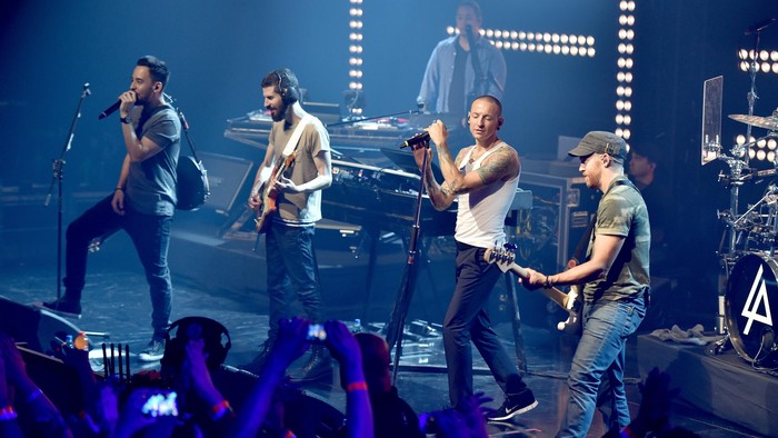 553056909MG00300_Rock_In_Ri LAS VEGAS, NV - MAY 09: Musicians Chester Bennington (L) and Mike Shinoda of Linkin Park perform onstage during Rock in Rio USA at the MGM Resorts Festival Grounds on May 9, 2015 in Las Vegas, Nevada. (Photo by Christopher Polk/Getty Images)
