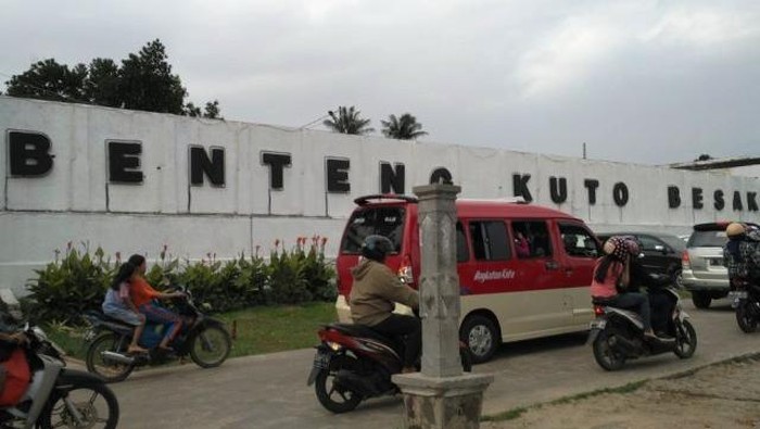 Plaza Benteng Kuto Besok Kuto Besak adalah bangunan keraton yang pada abad ke-18 yang menjadi pusat Kesultanan Palembang.