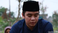 Billy saat ziarah ke makam Olga di kawasan Duren Sawit, Jakarta Timur, Minggu (17/1/2016). Pool/Palevi S/detikFoto.