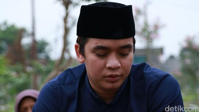 Ultah, Billy Syahputra Ziarah ke Makam Olga