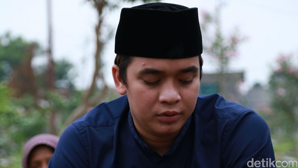 Ultah, Billy Syahputra Ziarah ke Makam Olga