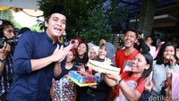 Ababil, Anak Buah Bang Billy tak lupa memberikan kejutan. Pool/Palevi S/detikFoto