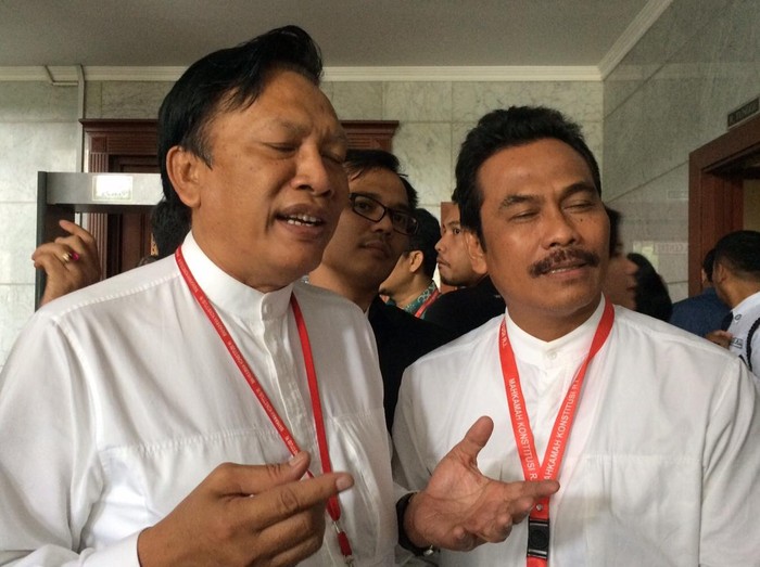 Dipastikan Menang oleh MK, Bupati Gresik Terpilih Sujud Syukur