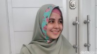 Risty tampil kenakan hijab syari hijau dan wajah tanpa dipoles make up.