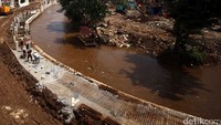 Proyek normalisasi bantaran Sungai Ciliwung ini dilakukan guna mencegah banjir di DKI Jakarta. Rachman Haryanto/Dok. Detikcom.