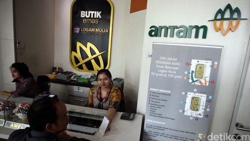 Petugas butik emas Antam melayani seorang pelanggan di gerainya Gedung Antam, Jakarta Selatan. PT Aneka Tambang Tbk (ANTM) mengoperasikan Butik Emas Logam Mulia untuk menjual beragam produk emas batangan miliknya. (FOTO: Rachman Haryanto/detikcom)