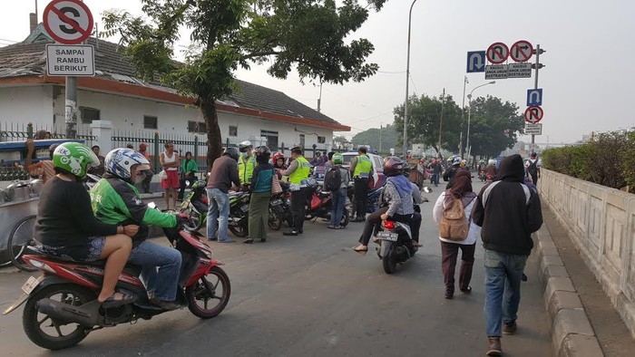 Pemotor Lawan Arus di Depan Stasiun Pasar Minggu Kena Batunya, Ditilang!