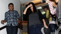 Jessica berusaha menghindari saat dipotret wartawan.
