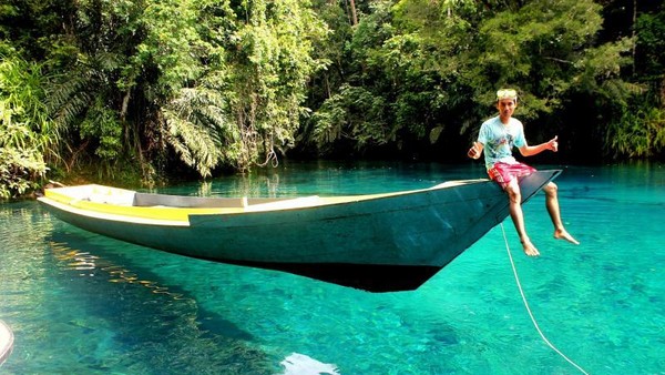 Danau Labuan Cermin merupakan ojek wisata alam populer yang berlokasi di Berau, Kalimantan Timur. (Mahyudin Alkadri/dTraveler)