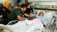 Petugas medis menunjukkan luka yang dialami salah satu korban bom Thamrin.
