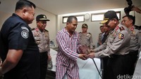 Kapolri Jenderal Badrodin Haiti memberi santunan dari asuransi Asabri.