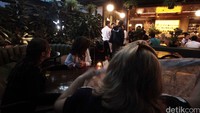 Sementara itu, meski proses reka ulang tengah berlangsung, kafe Olivier tetap buka seperti biasa. Pengunjung juga tetap bisa masuk ke kafe itu.