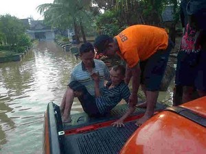 Lansia Korban Banjir di Blitar Dievakuasi Satu per Satu