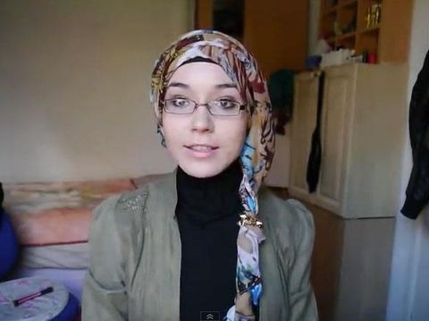 Tutorial Hijab Semi Turban dengan Karet Rambut ala Hijabers Rusia Tutorial Hijab Semi Turban dengan Karet Rambut ala Hijabers Rusia