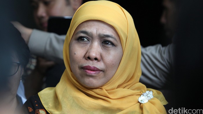 Dra. Khofifah Indar Parawansa (lahir di Surabaya, Jawa Timur, 19 Mei 1965) adalah Menteri Negara Pemberdayaan Perempuan pada Kabinet Persatuan Nasional. Ia meraih gelar sarjana pada tahun 1990 dari Fakultas Ilmu Sosial dan Ilmu Politik, Universitas Airlangga, Surabaya. Pada 26 Oktober 2014, ia dipilih oleh Presiden Jokowi untuk menjadi Menteri Sosial, Kabinet Kerja periode 2014 - 2019