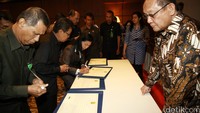 Mereka menandatangani Perjanjian untuk menjunjung Zona Integritas Menuju Wilayah Bebas dari Korupsi serta Wilayah Birokrasi bersih dan Melayani. 