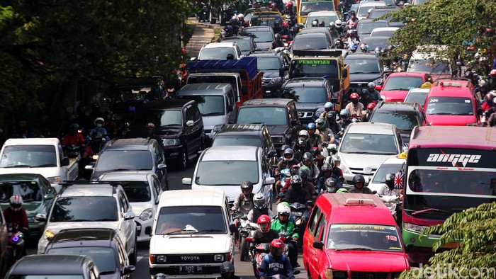 Imbas Rel Patah, Penampakan Macet Luar Biasa di Lenteng Agung Pagi Tadi