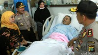 Kapolri Jenderal Badrodin Haiti dan Mensos Khofifah Indar Parawansa menjenguk korban teror bom Thamrin di Rumah Sakit Pusat Angkatan Darat, Jakarta, Selasa (19/1/2016).