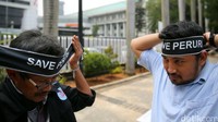 Demonstran juga memakai ikat kepala bertuliskan Save Peruri.
