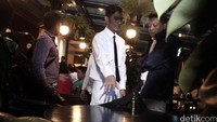 Enam petugas kafe menemeni proses reka ulang. Mereka menjelaskan peristiwa yang merengut nyawa Mirna.